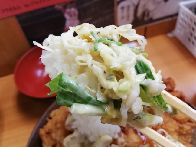 箸で掴んだ吉祥寺『どんぶり』のご飯