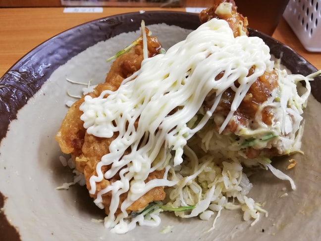 マヨネーズをかけた吉祥寺『どんぶり』のタルタルから揚げ丼