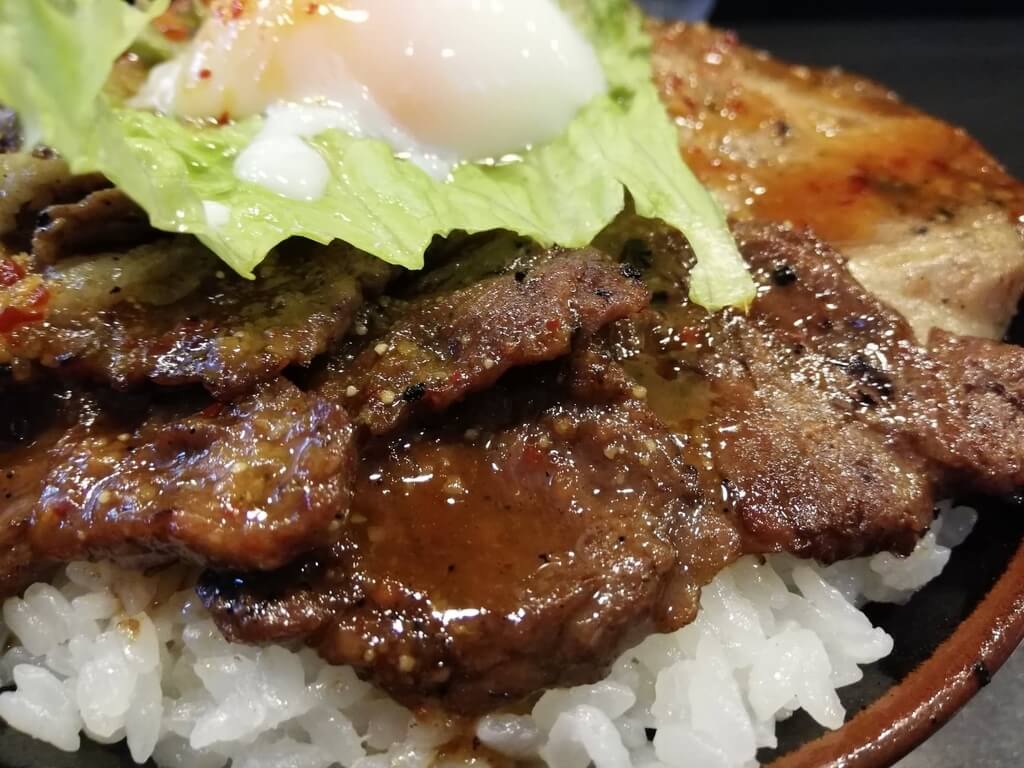  焼肉丼たどんのBIG丼に乗っているハラミ