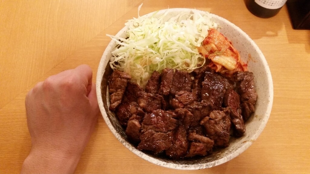 拳と丼やまののハラミ丼肉トリプルご飯大盛りのサイズ比較