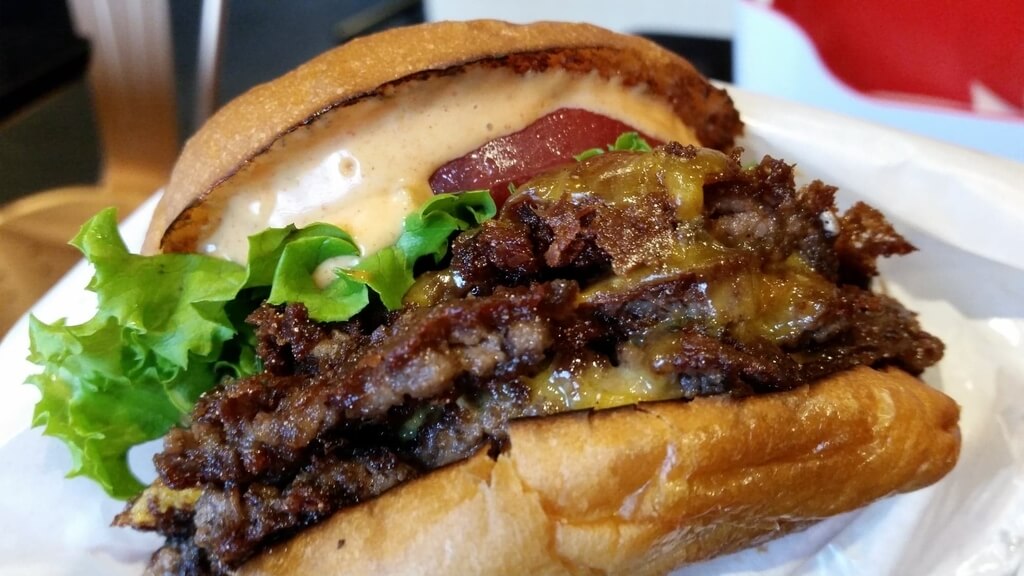 秋葉原『HENRY'S BURGER（へンリーズバーガー）』の黒毛和牛パティ３枚重ねの別角度の写真