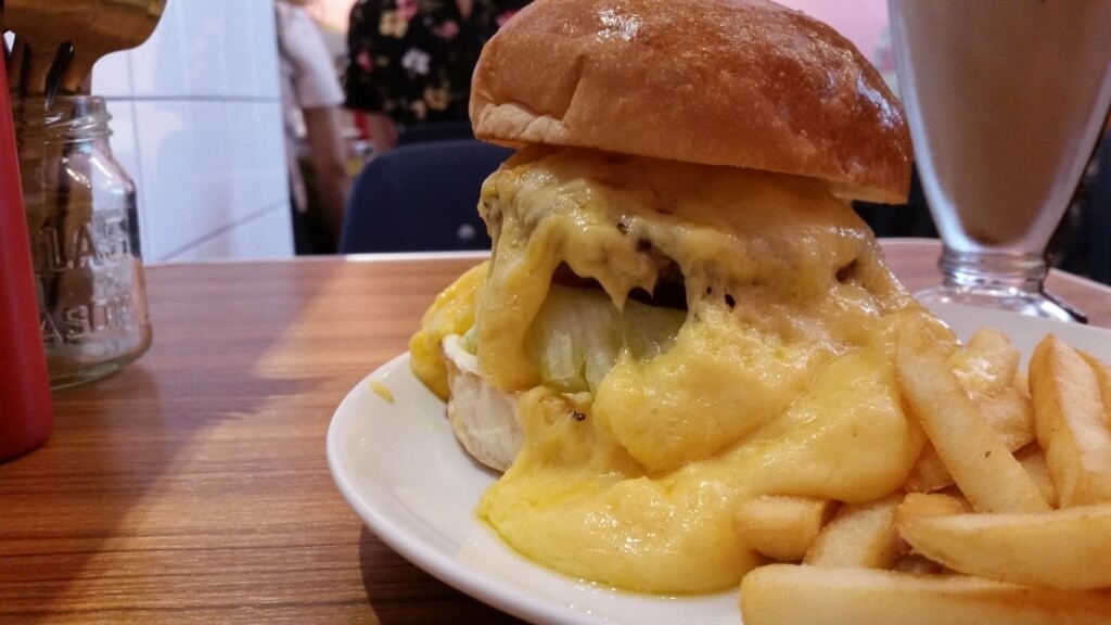 上野『バーガークレイン（BURGER&MILKSHAKE CRANE）』のスーパーチーズバーガーの別角度の写真