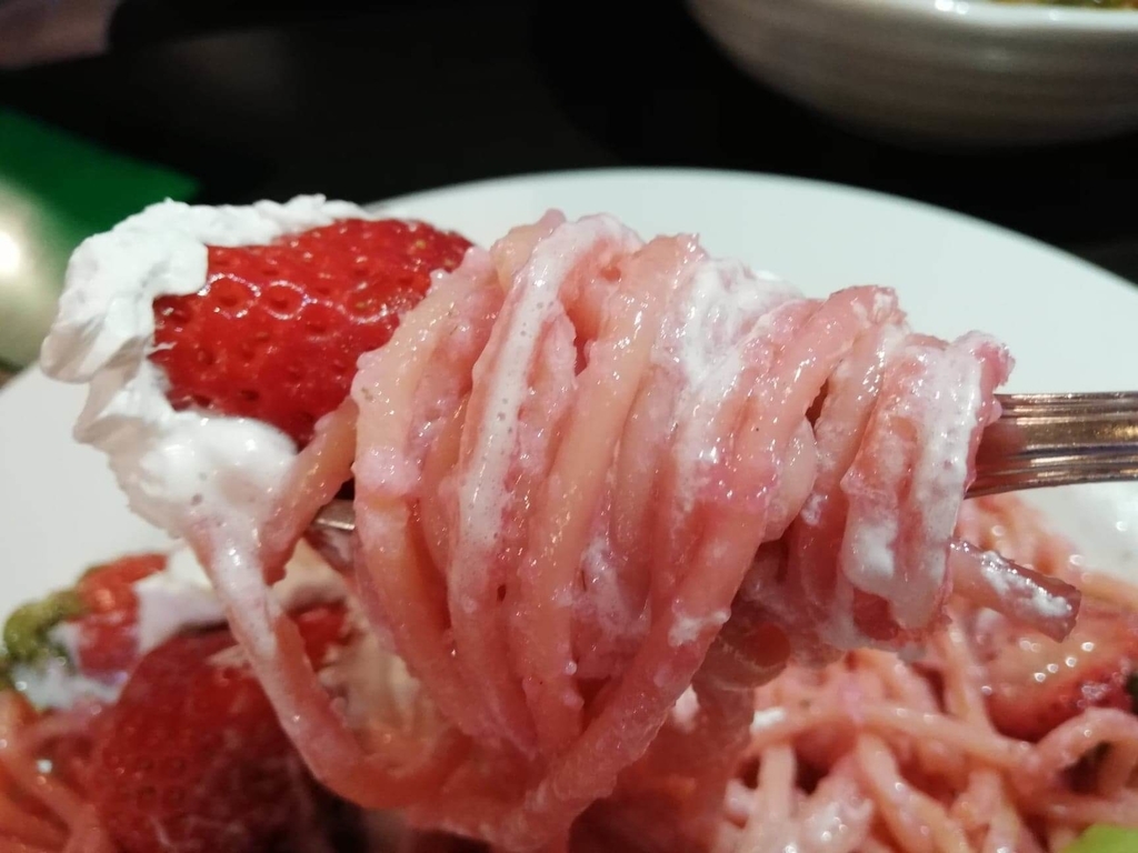 フォークで巻いた、名古屋『喫茶マウンテン』の甘口イチゴスパの麺とイチゴ①
