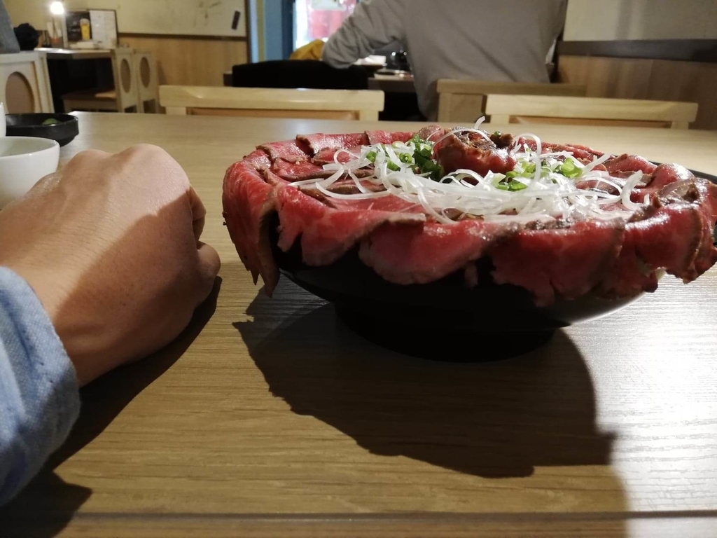 浅草焼肉たん鬼『鬼く丼』と拳の高さ比較