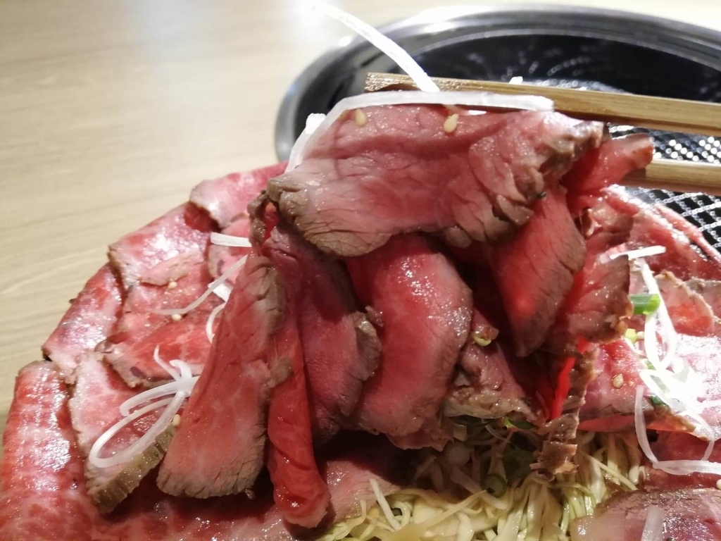 浅草焼肉たん鬼『鬼く丼』のお肉をめくった写真