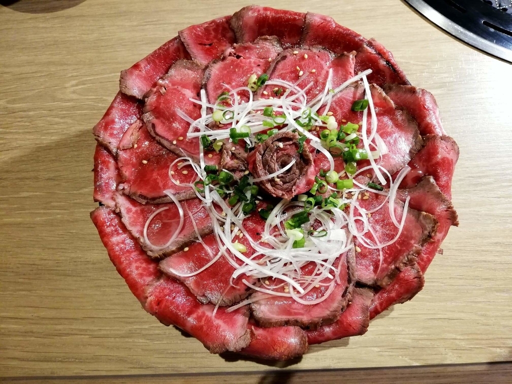 記事トップの、浅草焼肉たん鬼『鬼く丼』の真上からの写真