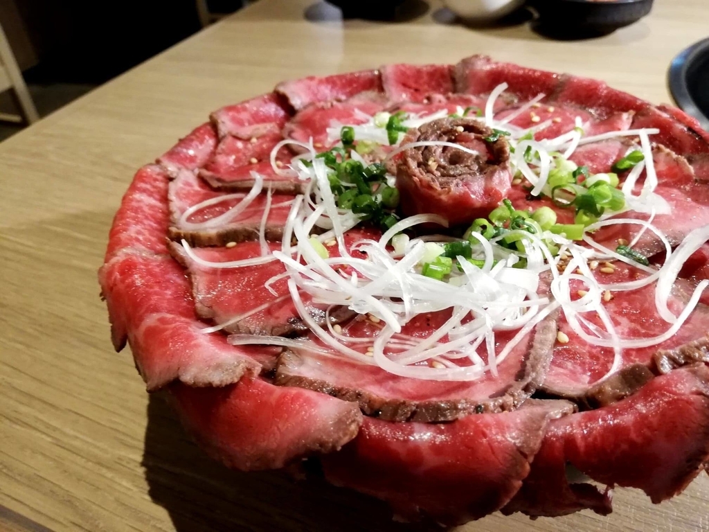 浅草焼肉たん鬼『鬼く丼』の斜め上からの写真