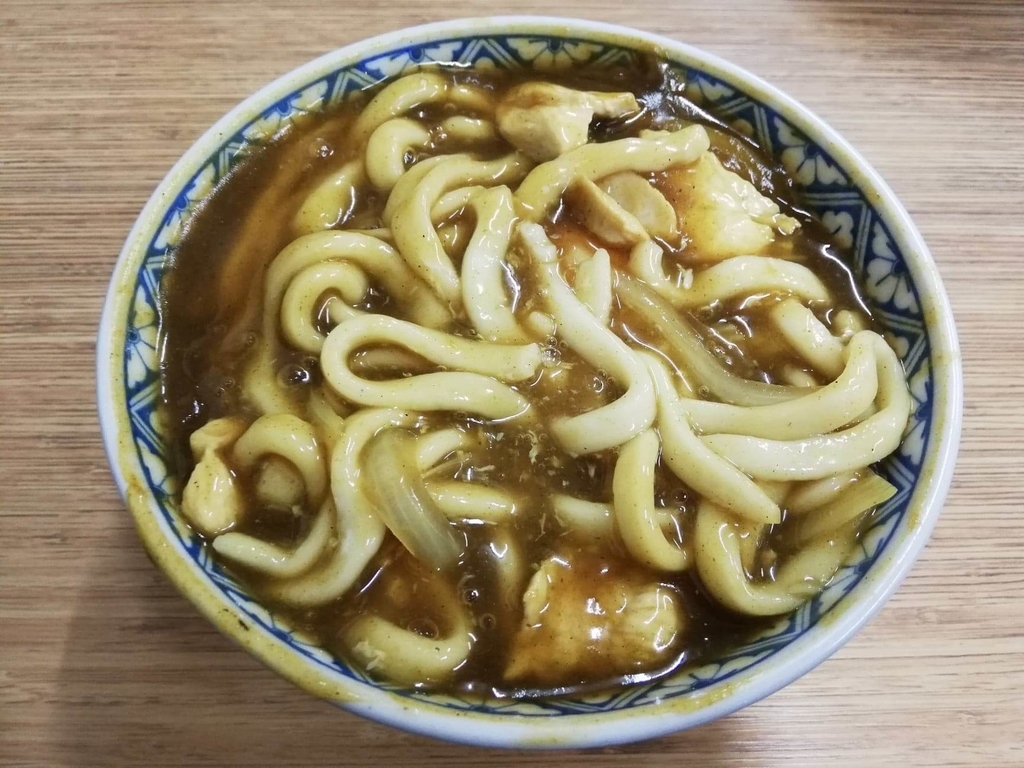 浅草『翁そば』のカレー南蛮うどんの麺を掘り起こした写真