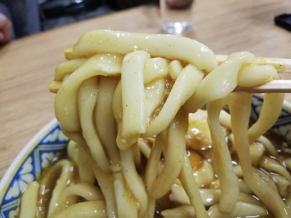 浅草『翁そば』のカレー南蛮うどんの麺のアップ