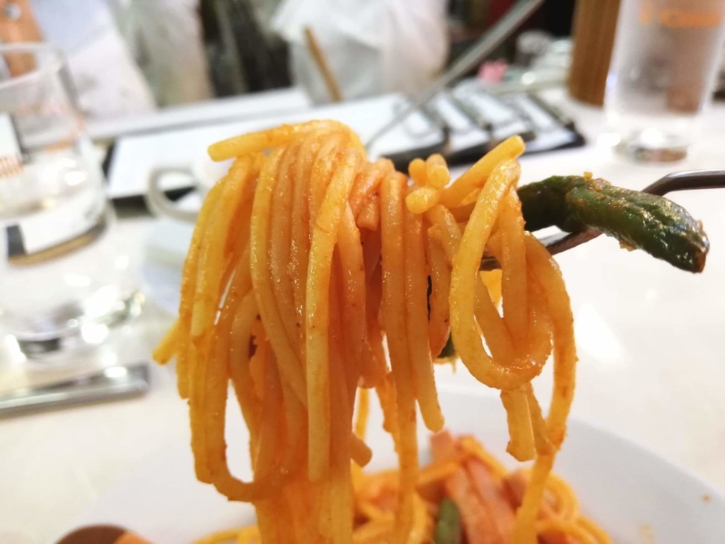 浅草『洋食屋ヨシカミ』のスパゲティーの麺を、フォークで持ち上げた写真