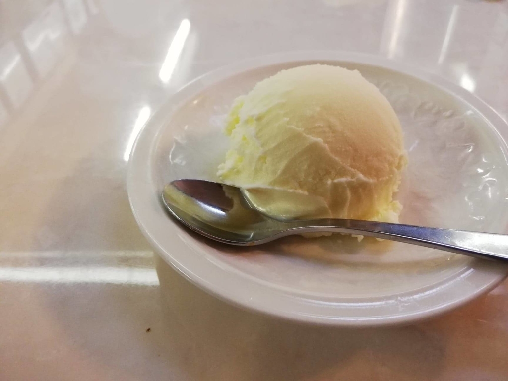 浅草『洋食屋ヨシカミ』のアイスクリームの写真