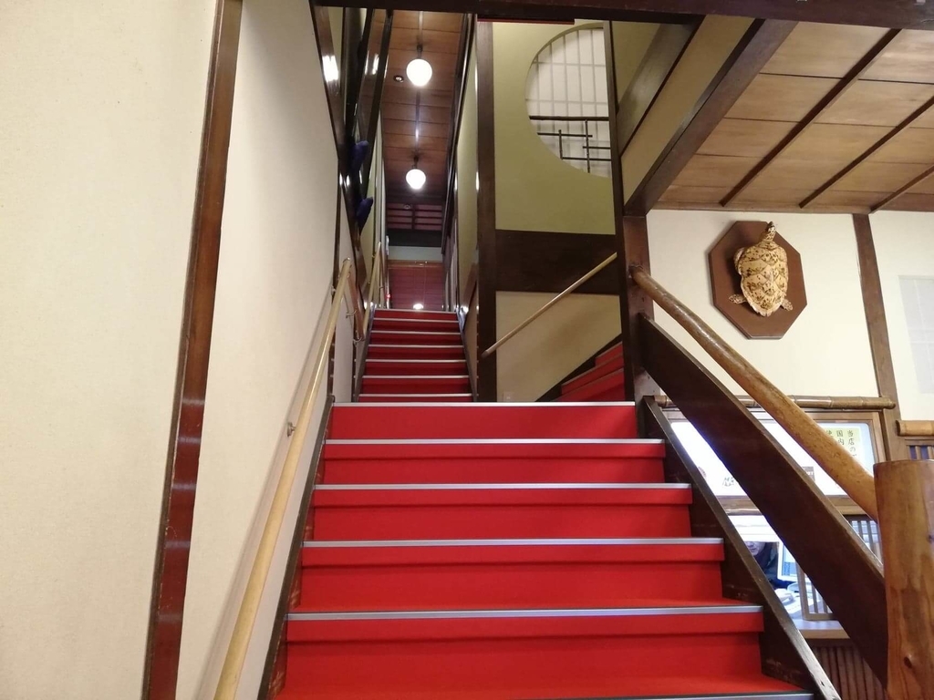 長崎『吉宗本店』の二階部分へ続く階段の写真