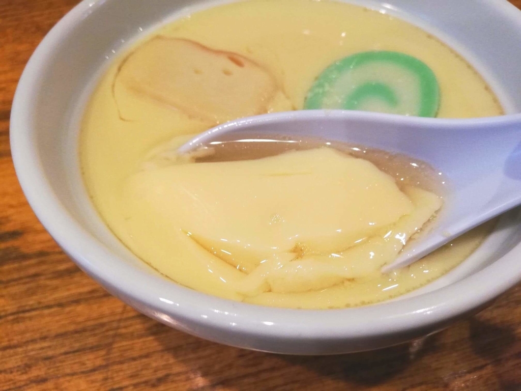 長崎『吉宗本店』の吉宗定食の茶碗蒸しに、レンゲを入れた写真