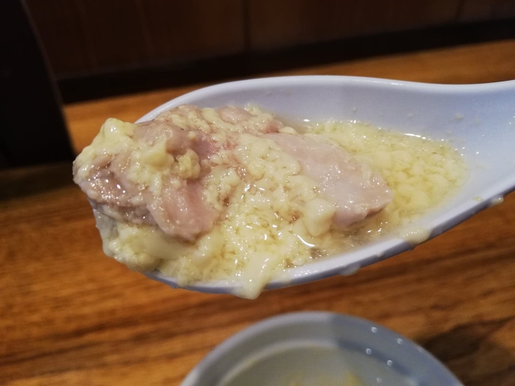 長崎『吉宗本店』の吉宗定食の茶碗蒸しを、お肉と一緒にレンゲですくっている写真