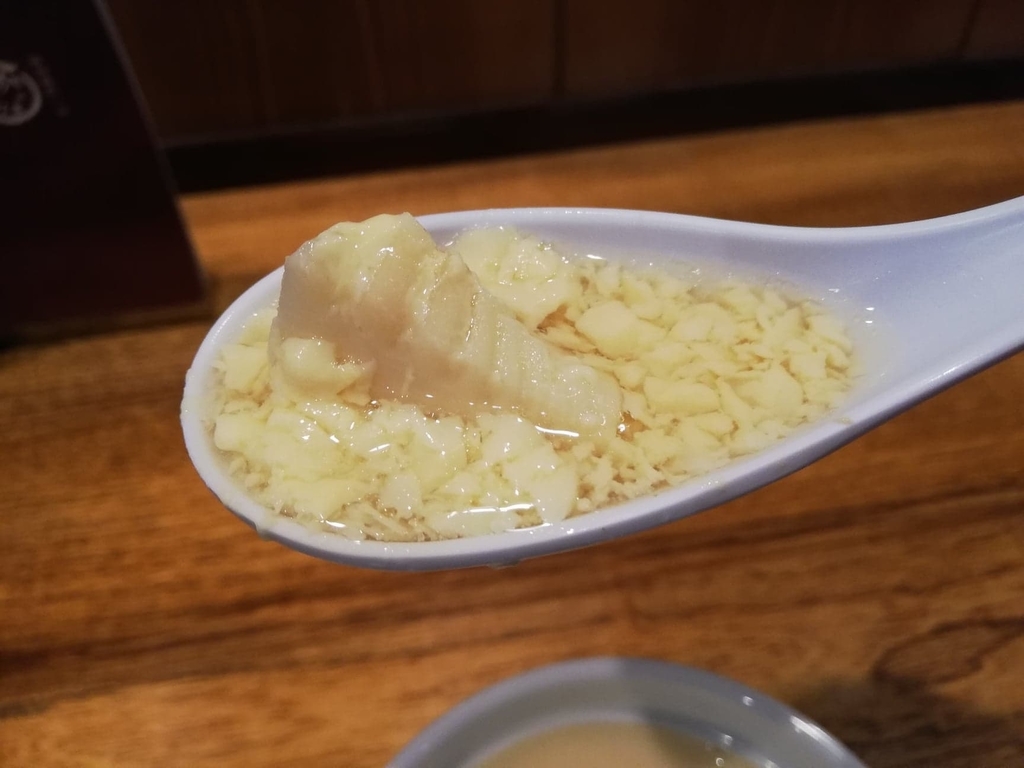 長崎『吉宗本店』の吉宗定食の茶碗蒸しを、タケノコと一緒にレンゲですくっている写真