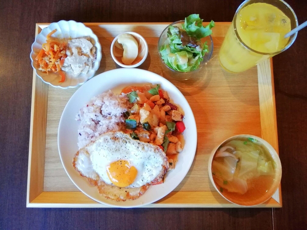 記事トップの、北千住のカフェ『寛美堂』のガパオライス定食の写真