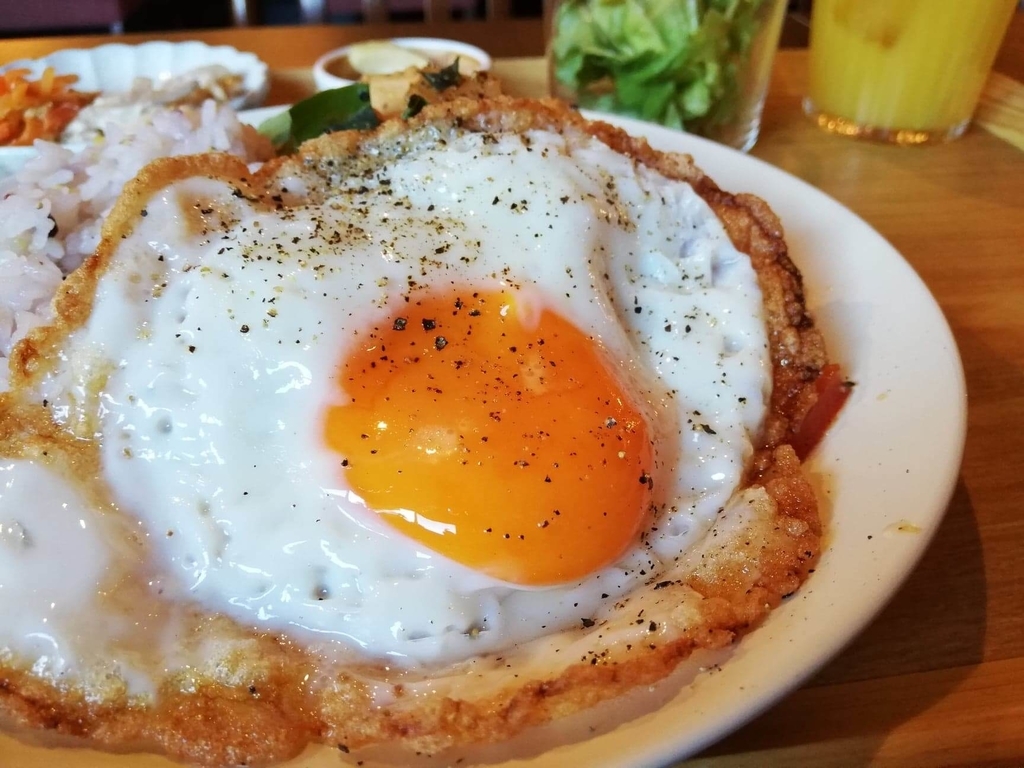 北千住のカフェ『寛美堂』のガパオライス定食に乗っている目玉焼きのアップ写真