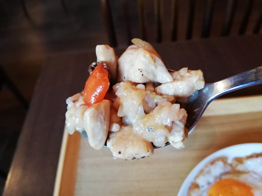 北千住のカフェ『寛美堂』のガパオライス定食のお肉と雑穀米を一緒にすくっている写真