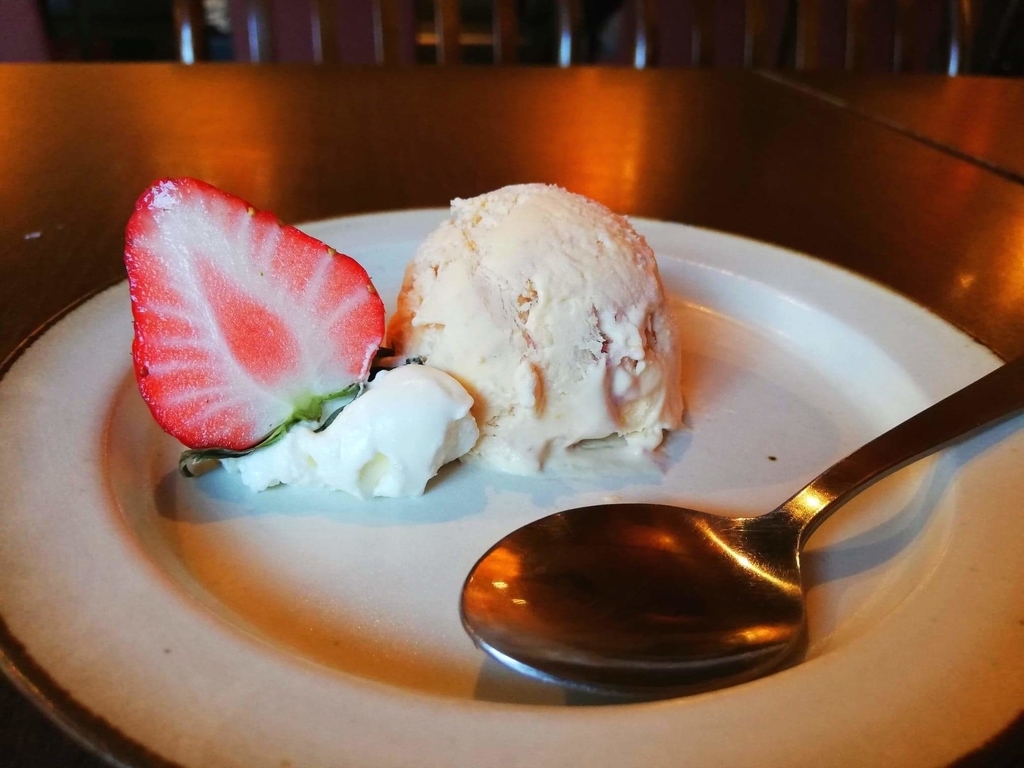北千住のカフェ『寛美堂』のストロベリーアイスクリームの写真