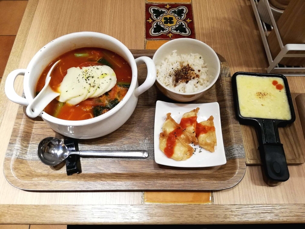 新宿ミロード店『太陽のトマト麺withチーズ』の、太陽のチーズラーメン with 魅惑のラクレットのセット写真