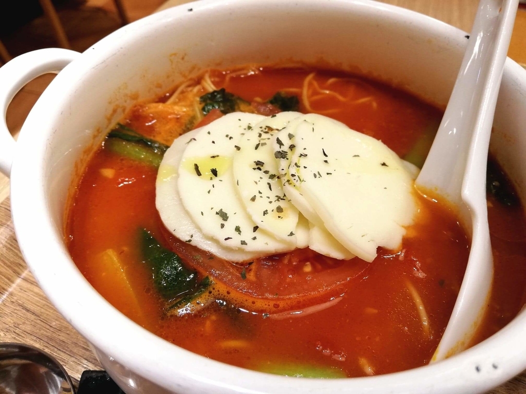 新宿ミロード店『太陽のトマト麺withチーズ』の、太陽のチーズラーメンのアップ写真