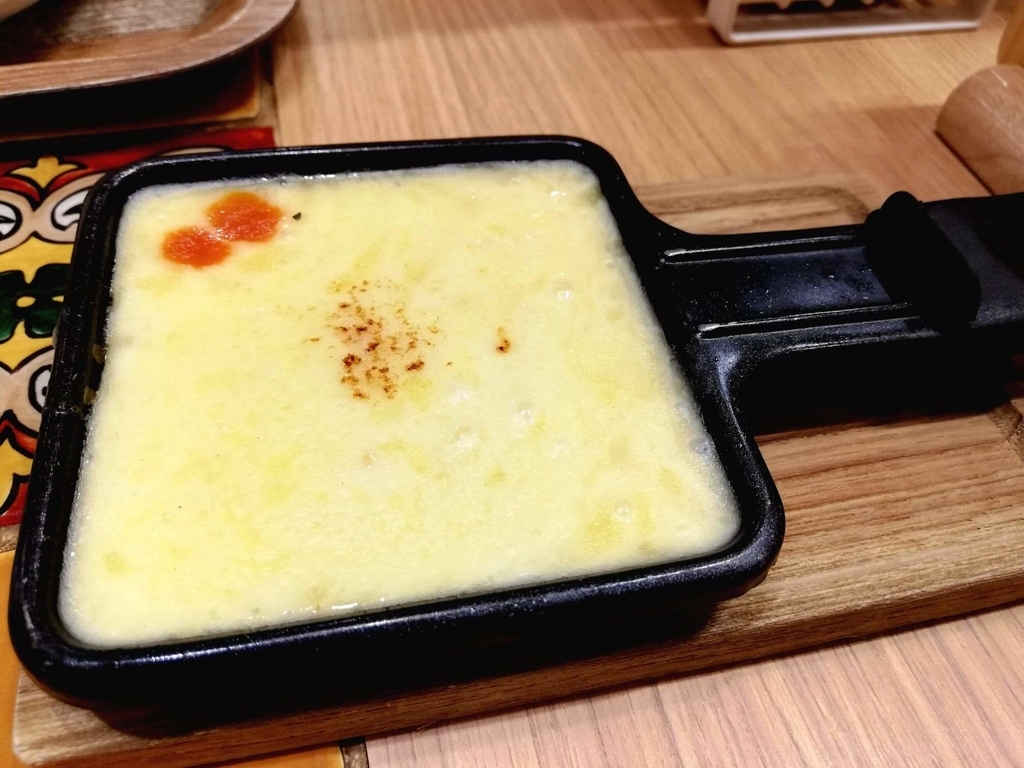 新宿ミロード店『太陽のトマト麺withチーズ』の、ラクレットチーズ写真