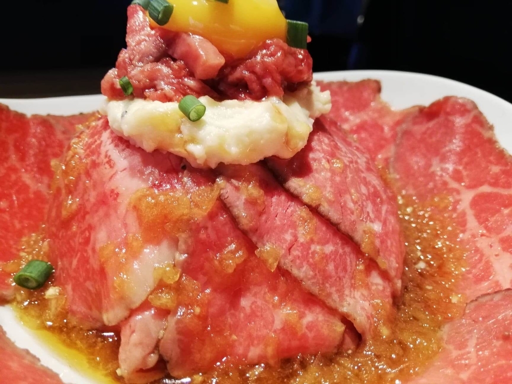 新宿『焼肉ブルズ』の特選和牛のローストビーフ丼のアップ写真