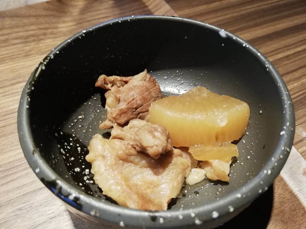 新宿『焼肉ブルズ』のサイドの肉の小鉢の写真