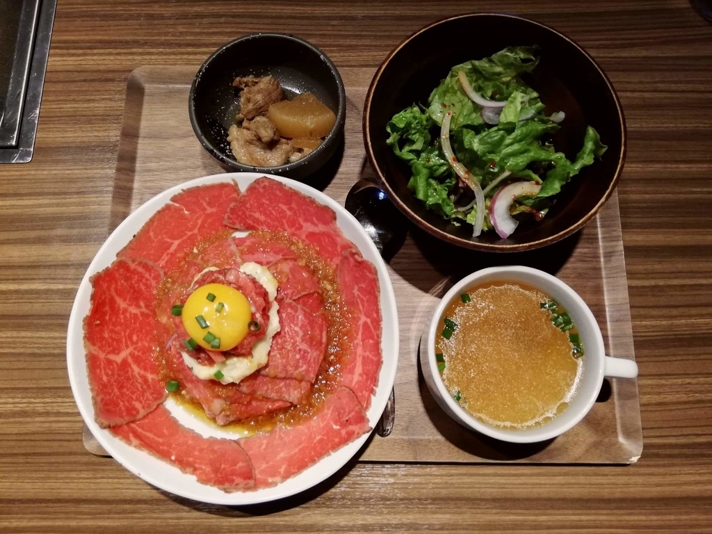 新宿『焼肉ブルズ』の特選和牛のローストビーフ丼を上から撮った写真