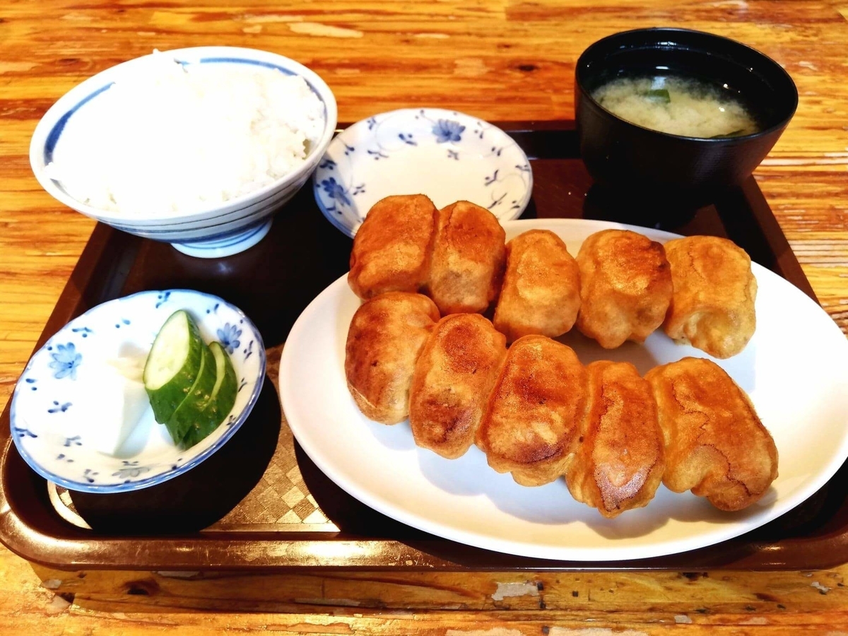 亀有『ホワイト餃子』の焼き餃子セットの写真