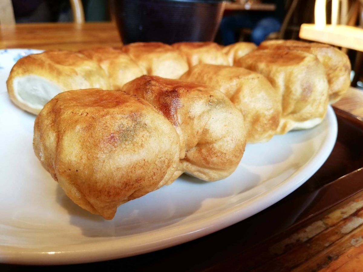 亀有『ホワイト餃子』の焼き餃子セットの、餃子のアップ写真