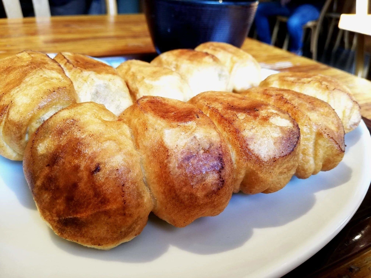 記事トップの、亀有『ホワイト餃子』の焼き餃子セットのアップ写真