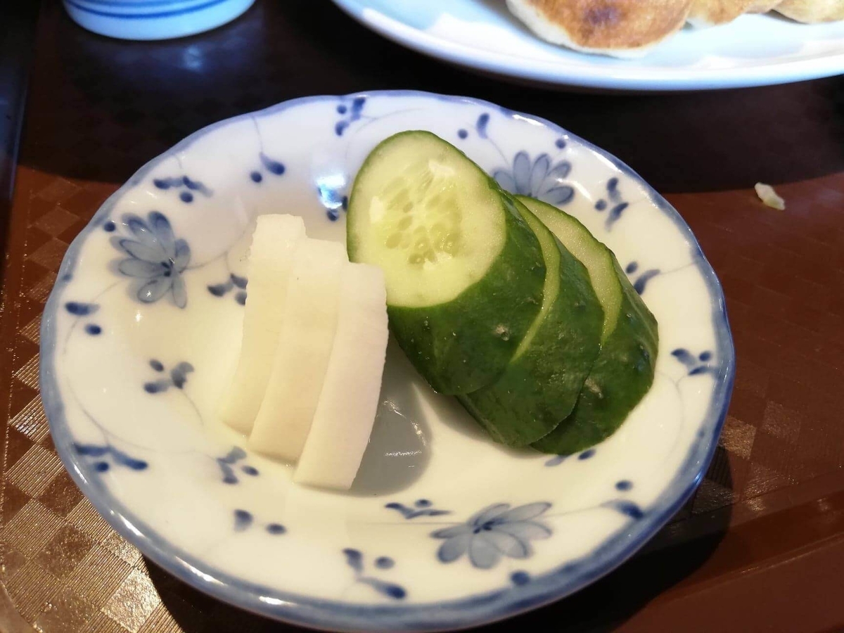亀有『ホワイト餃子』の漬物の写真