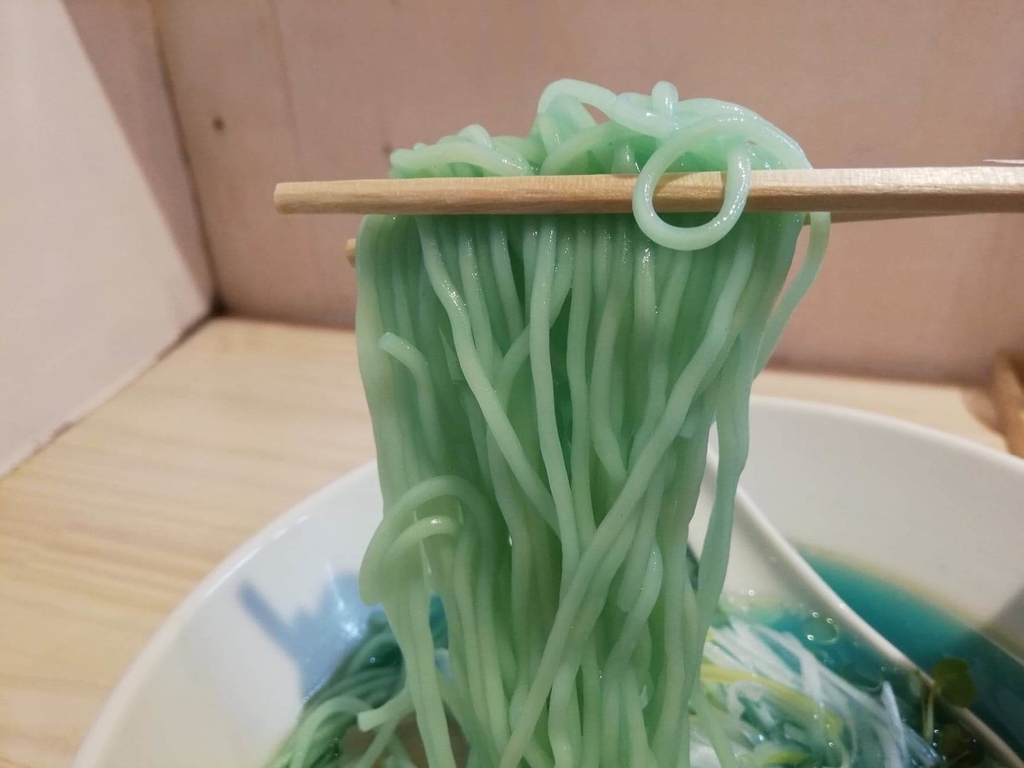 渋谷『吉法師』の『鶏清湯 青』の麺を、箸で持ち上げた写真
