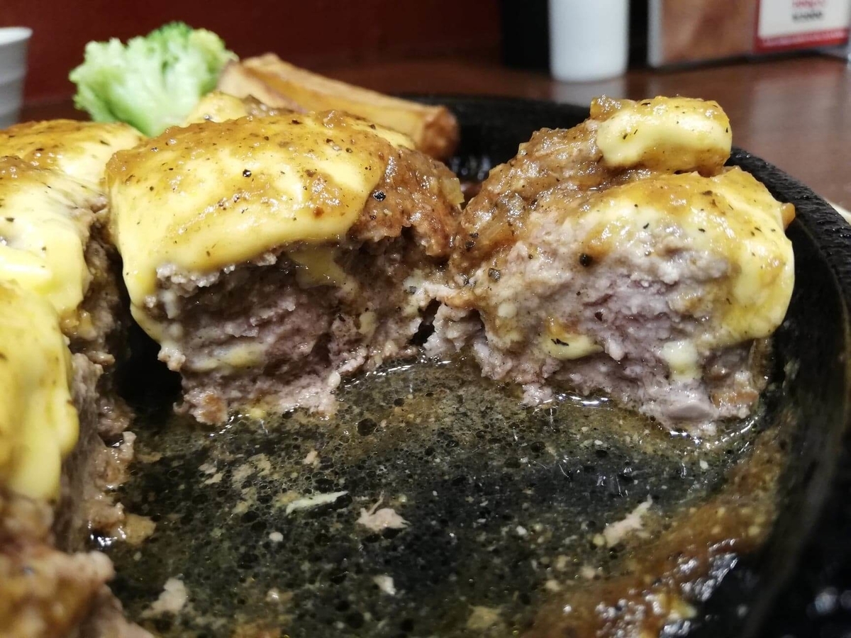 池袋『札幌牛亭』の、平日ランチタイム限定ハンバーグステーキセットの断面写真
