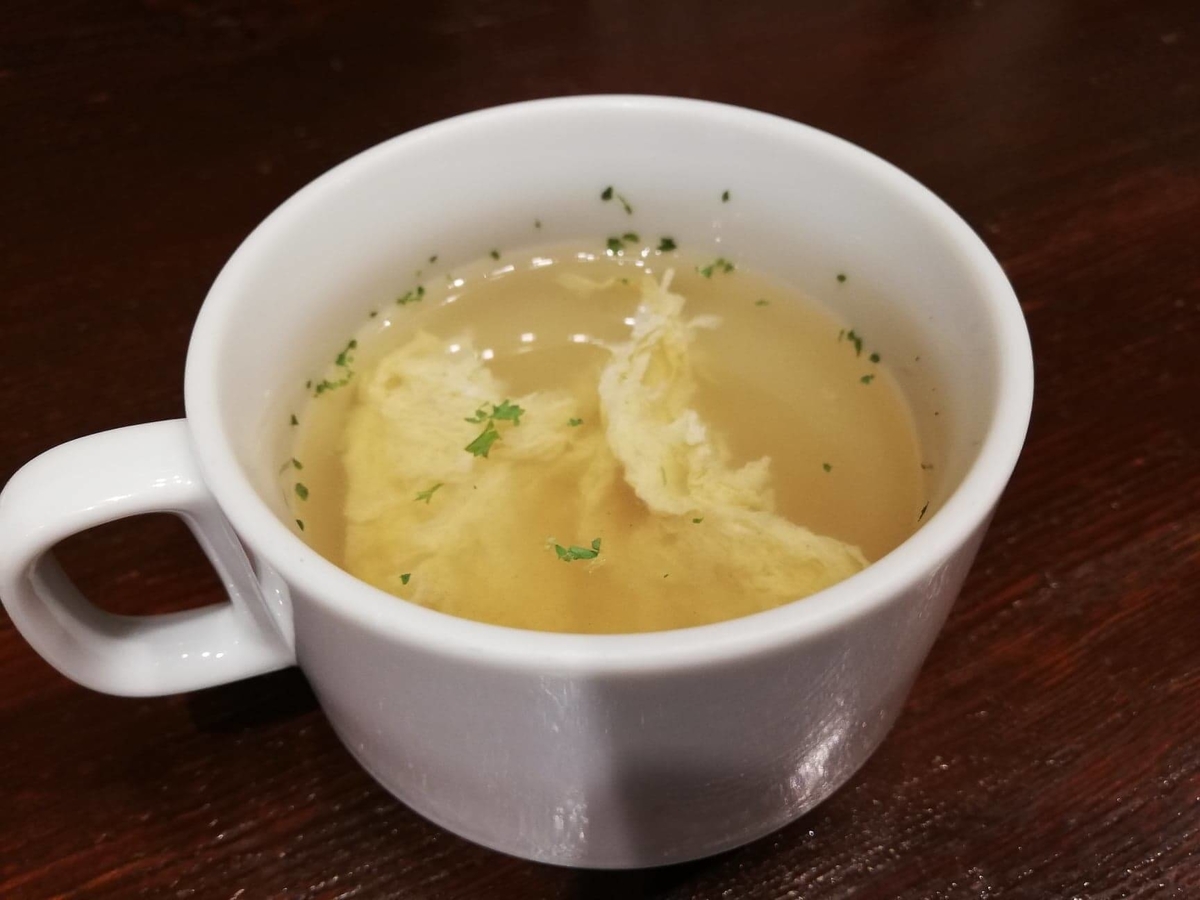 池袋『札幌牛亭』の、平日ランチタイム限定ハンバーグステーキセットのスープの写真