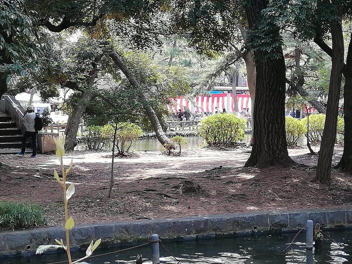 『石神井公園』の石神井池沿いにある紅白幕の写真