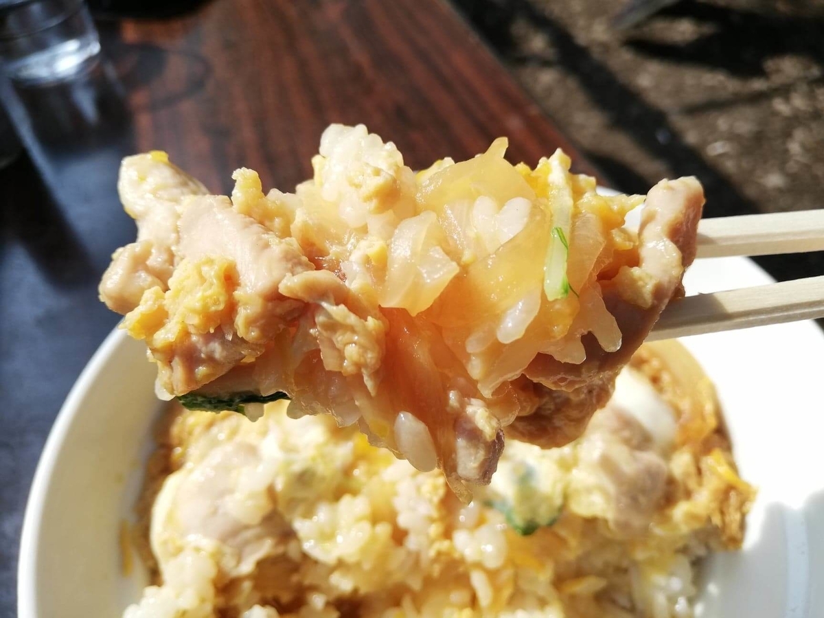 『石神井公園』の豊島屋にある親子丼を、箸で掴んでいる写真