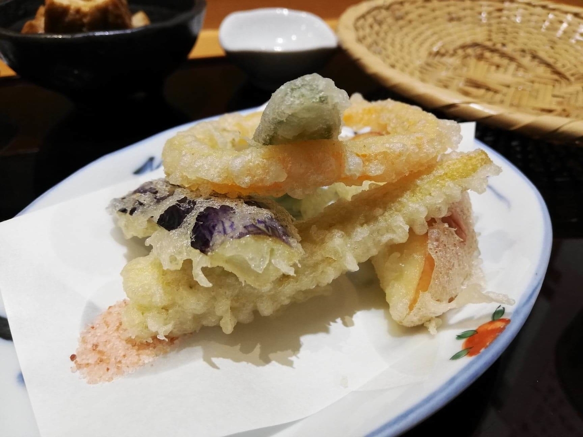稲田堤『石づか』の天ぷら盛り合わせの別角度の写真