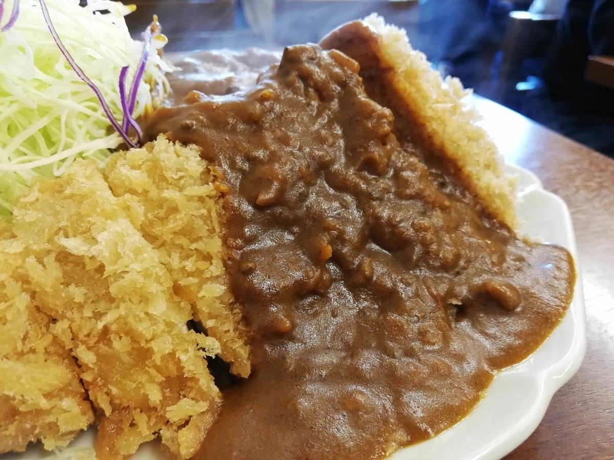 池袋『とんかつ清水屋』のロースかつカレー定食のアップ写真