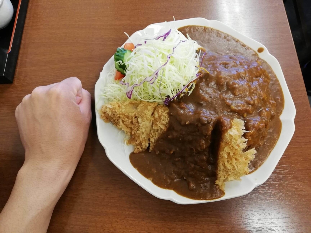 池袋『とんかつ清水屋』のロースかつカレー定食と拳のサイズ比較写真