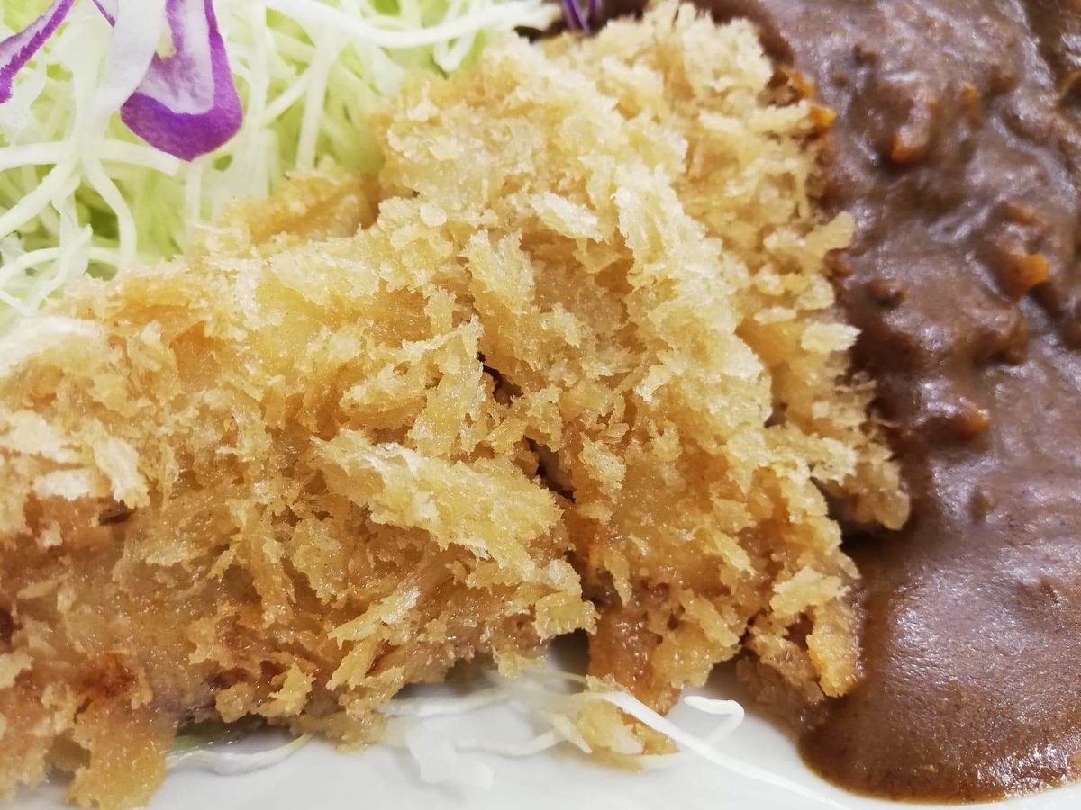 池袋『とんかつ清水屋』のロースかつカレー定食の、ロースカツのアップ写真