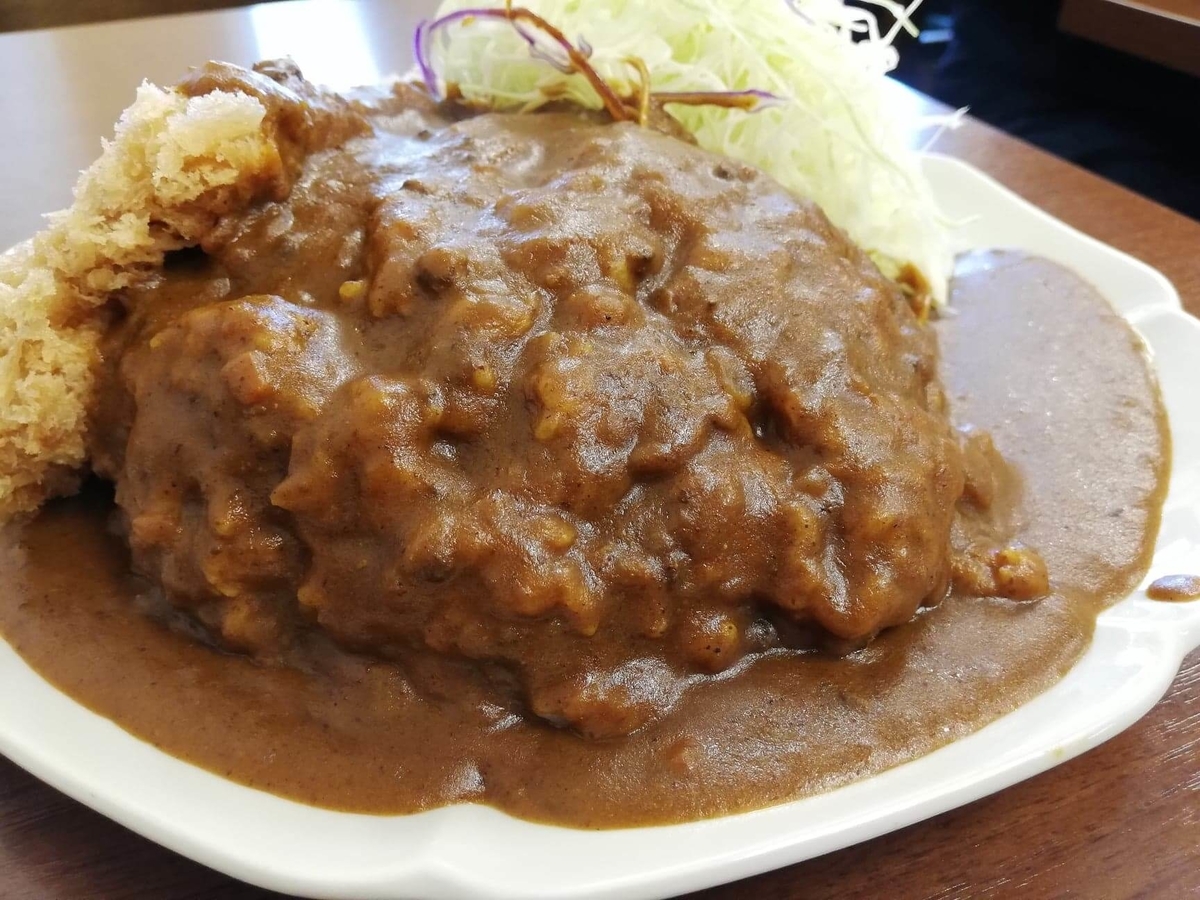 池袋『とんかつ清水屋』のロースかつカレー定食の、カレーのアップ写真