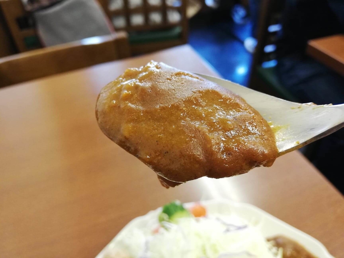 池袋『とんかつ清水屋』のロースかつカレー定食のカレーを、スプーンですくった写真