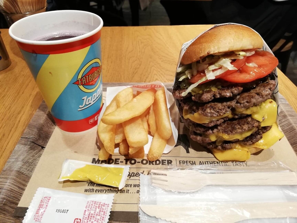 渋谷『ファットバーガー（FATBURGER）』のUSキングバーガーのセット写真