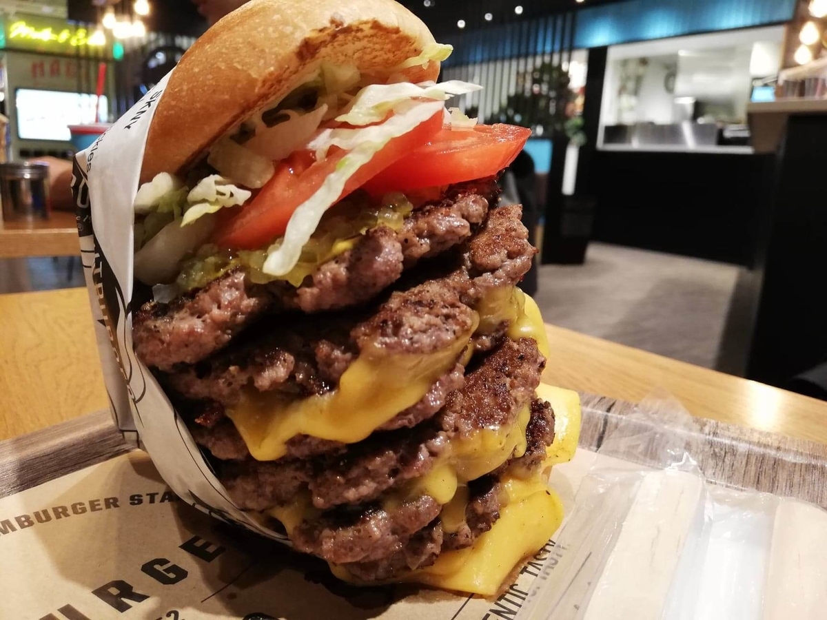 渋谷『ファットバーガー（FATBURGER）』のUSキングバーガーのアップ写真