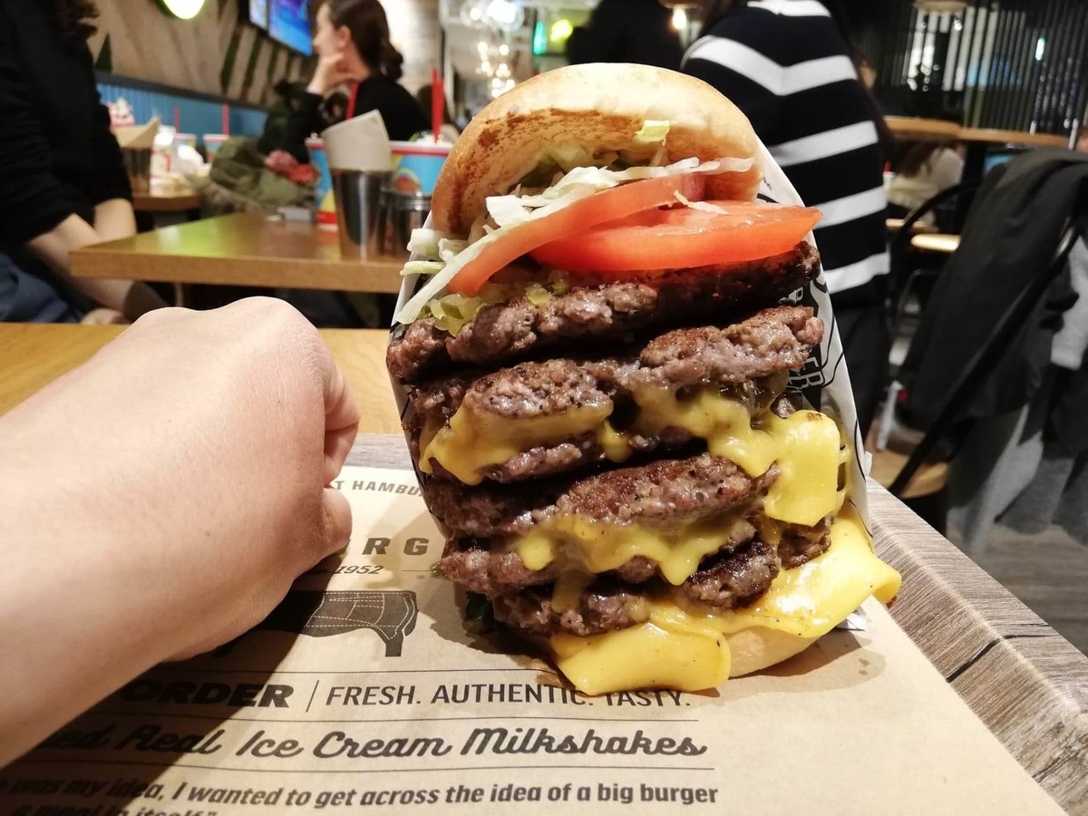 渋谷『ファットバーガー（FATBURGER）』のUSキングバーガーと拳のサイズ比較写真