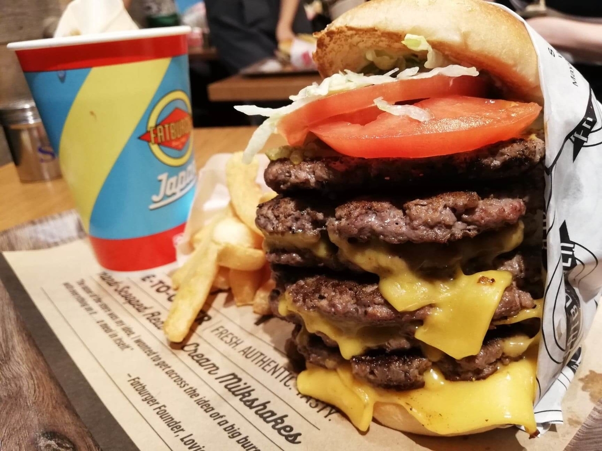 渋谷『ファットバーガー（FATBURGER）』のUSキングバーガーのアップ写真