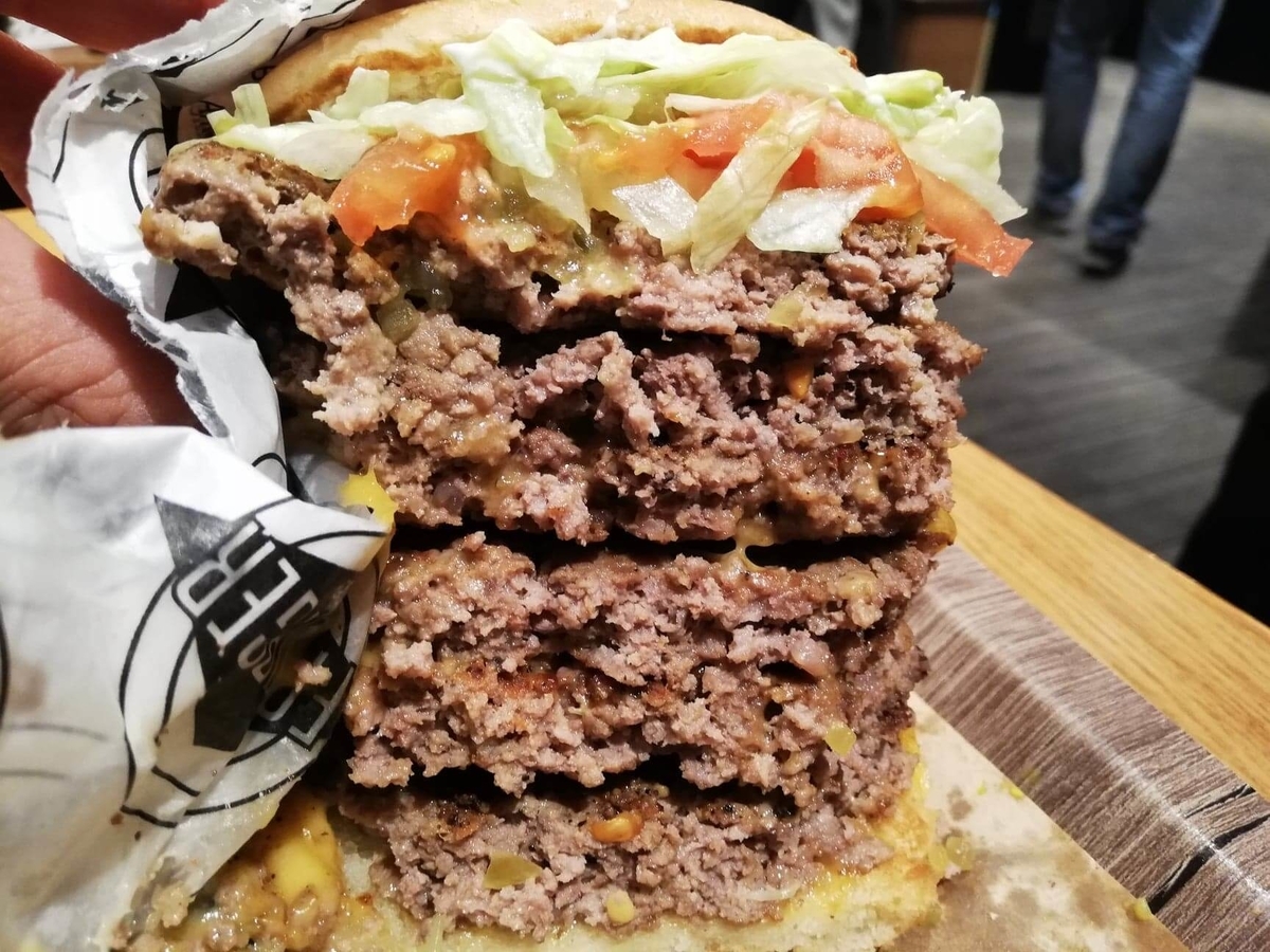 渋谷『ファットバーガー（FATBURGER）』のUSキングバーガーの断面写真