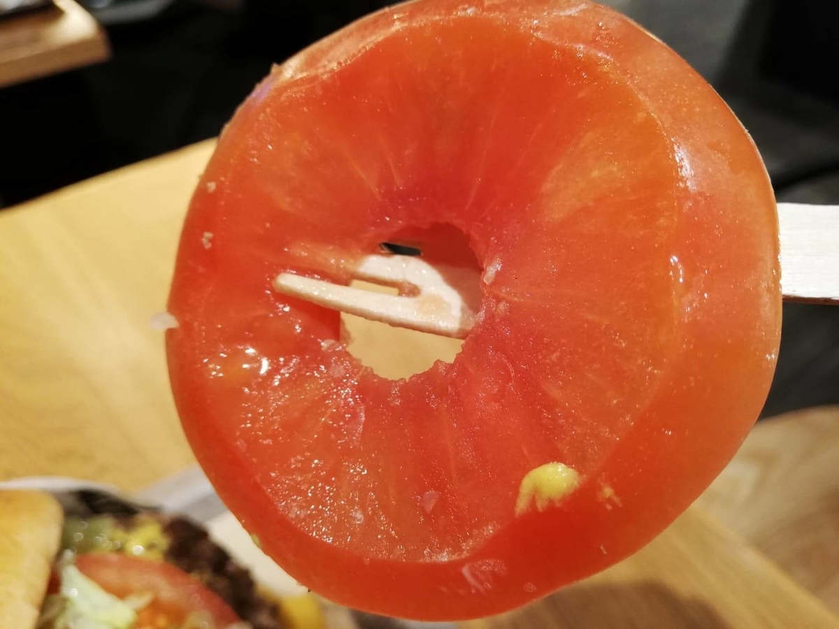 渋谷『ファットバーガー（FATBURGER）』のUSキングバーガーに挟まっているトマトの写真